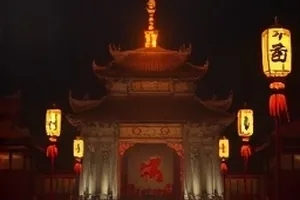 春日回声剧照：花店门口摆满待售的白色花束