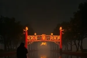 海风邮局剧照：海边绿色邮筒旁的一叠信件